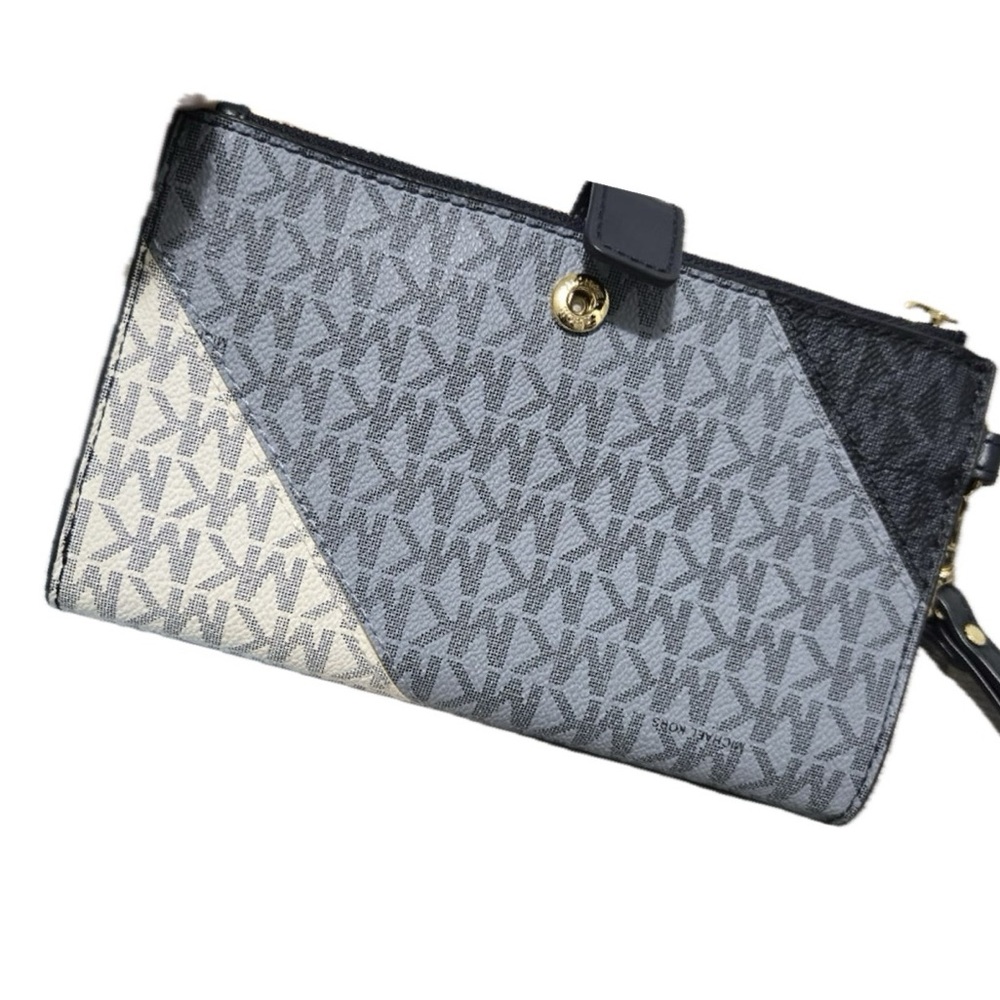 Michael Kors wallet in excellent condition